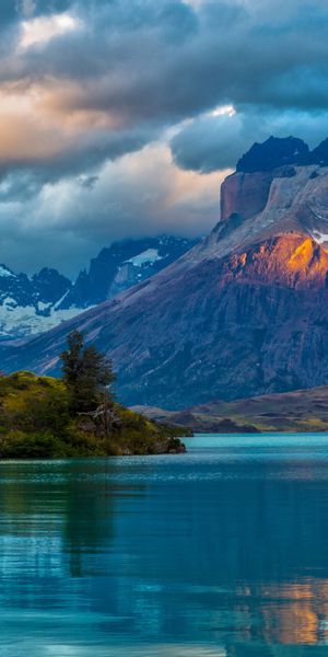 Breathtaking Torres del Paine Landscape: Mountains and Lake Phone Wallpaper
