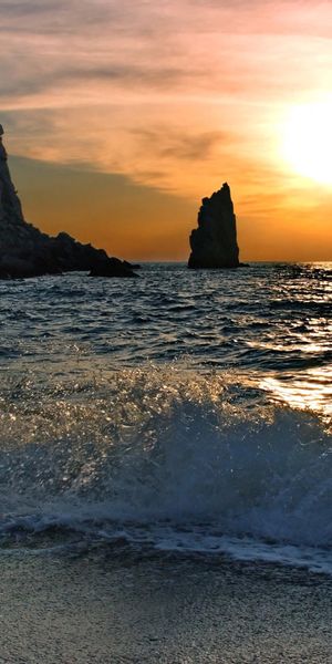 Breathtaking mobile wallpaper of a beach sunset with waves and horizon