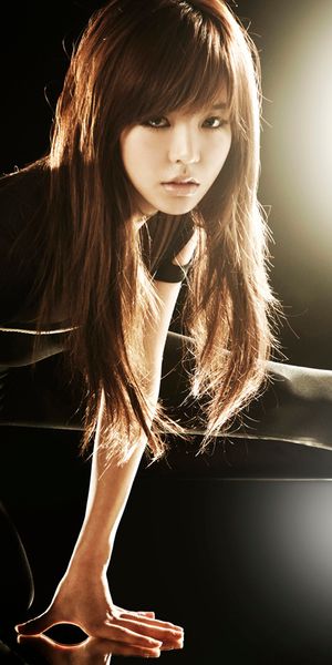 Dynamic iPhone Background Featuring Girls' Generation's Sunny in Dark Setting