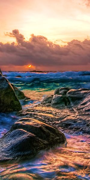 Breathtaking 4K phone wallpaper of a sunrise over ocean waves
