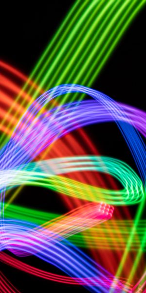 Dynamic 4K Mobile Wallpaper Featuring Winding Neon Lines in Abstract Design