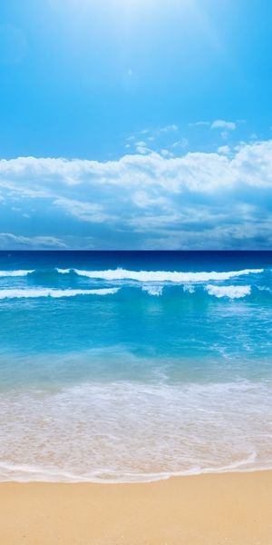 Breathtaking Beach and Ocean Scene with Lush Blue Waves