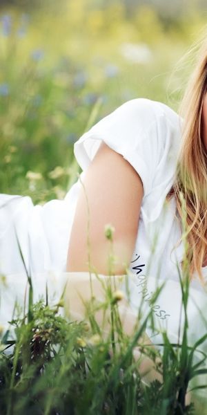 Phone wallpaper: Blur, Blonde, Model, Women, Green Eyes, Lying Down, Outdoor free download