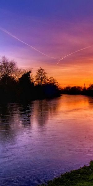 High-Quality Phone Wallpaper: Tranquil Lake at Sunset with Vibrant Colors