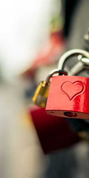 Phone wallpaper: Lock, Blur, Close Up, Heart, Romantic, Man Made free download