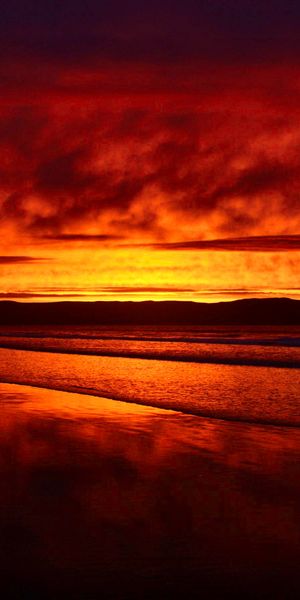 Tropical Beach Sunset Wallpaper: Vibrant Horizon and Serene Sea