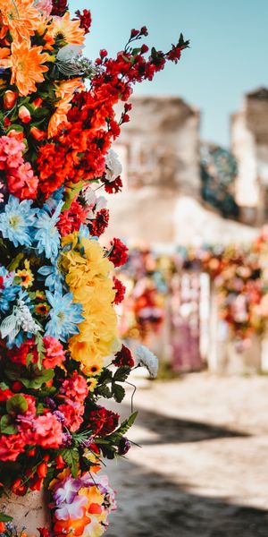 Multicolored Floral Mobile Wallpaper: A Lively Bouquet Composition