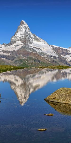 4K Phone Wallpaper of the Matterhorn Peak Reflecting in a Serene Lake