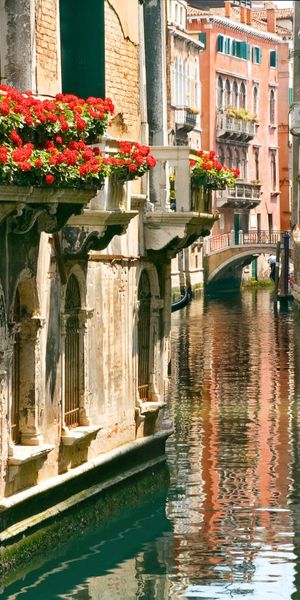 Explore the Beauty of Venice: 4K iPhone Wallpaper of a Serene Canal