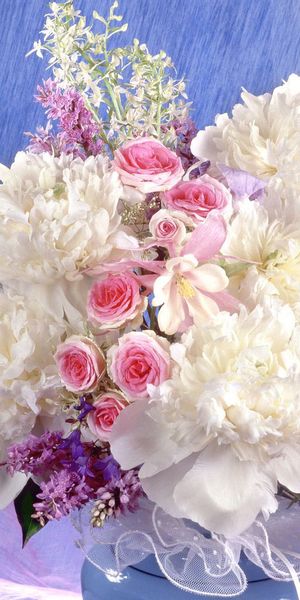 High-Quality Mobile Wallpaper Featuring a Beautiful Bouquet of Peonies and Roses