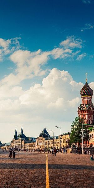 Ultra HD Wallpaper of Moscow: Iconic Cityscape with St. Basil's Cathedral