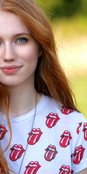 Phone wallpaper: Blur, Smile, Redhead, Model, Women, Blue Eyes free download
