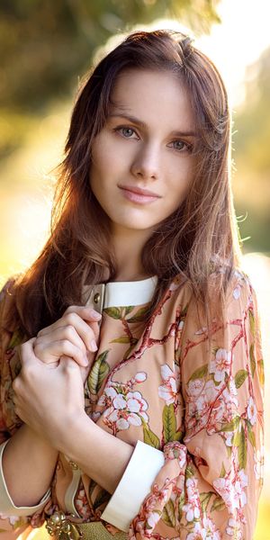 Phone wallpaper: Blur, Brunette, Model, Women, Blue Eyes, Outdoor free download