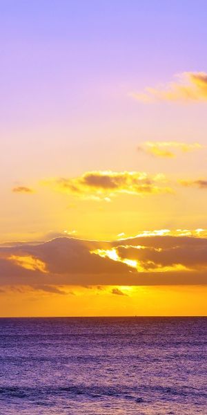 Breathtaking Hawaii Sunset Over the Ocean - 4K iPhone Wallpaper
