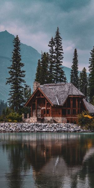 Tranquil Lodge Surrounded by Nature's Beauty