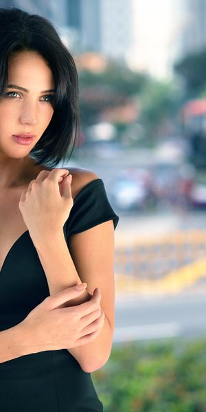 Phone wallpaper: Blur, Brunette, Model, Women, Green Eyes, Black Dress free download