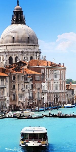 Breathtaking Venice Cityscape Phone Wallpaper Featuring Iconic Canals and Architecture