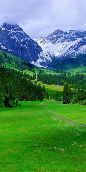 Breathtaking 4K Phone Wallpaper of the Majestic Alps Mountains