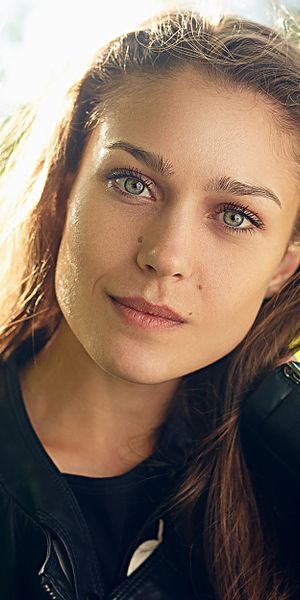 Phone wallpaper: Blur, Brunette, Sunny, Model, Women, Green Eyes, Outdoor free download