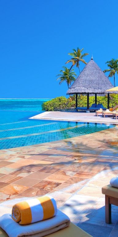 Breathtaking Maldives Beach Scene - Perfect 4K Phone Wallpaper for Holidays
