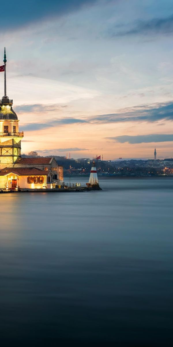 Breathtaking 4K iPhone Wallpaper of Istanbul's Iconic Maiden's Tower