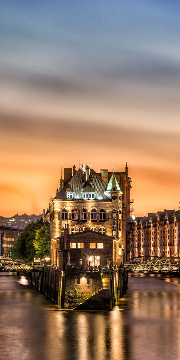 Explore the Charm of Hamburg: A Mobile Wallpaper of the Cityscape