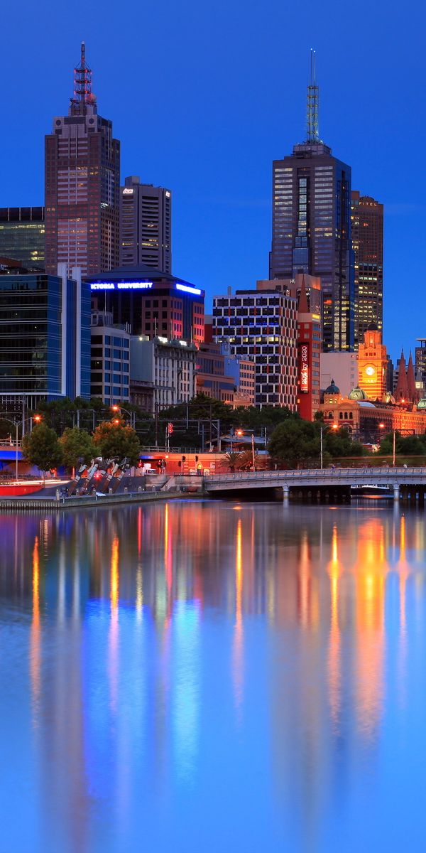 Breathtaking Melbourne City Skyline at Dusk - Ideal iPhone Wallpaper