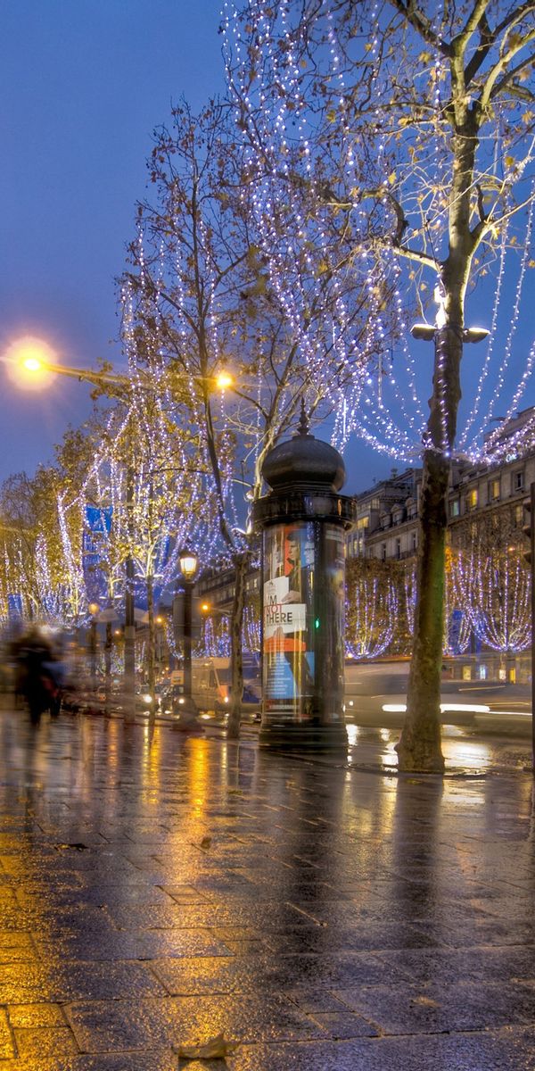 Enchanting Paris Wallpaper: A Nighttime Stroll Along the Champs-Élysées