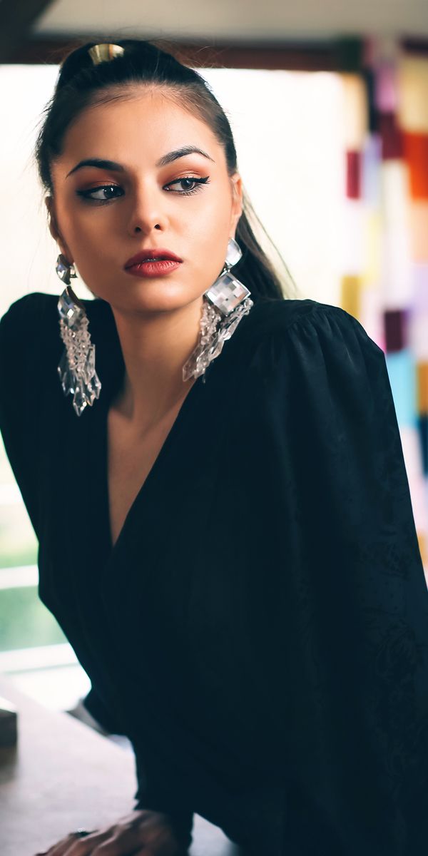 Phone wallpaper: Blur, Brunette, Model, Women, Earrings, Makeup, Brown Eyes, Black Hair, Lipstick, D