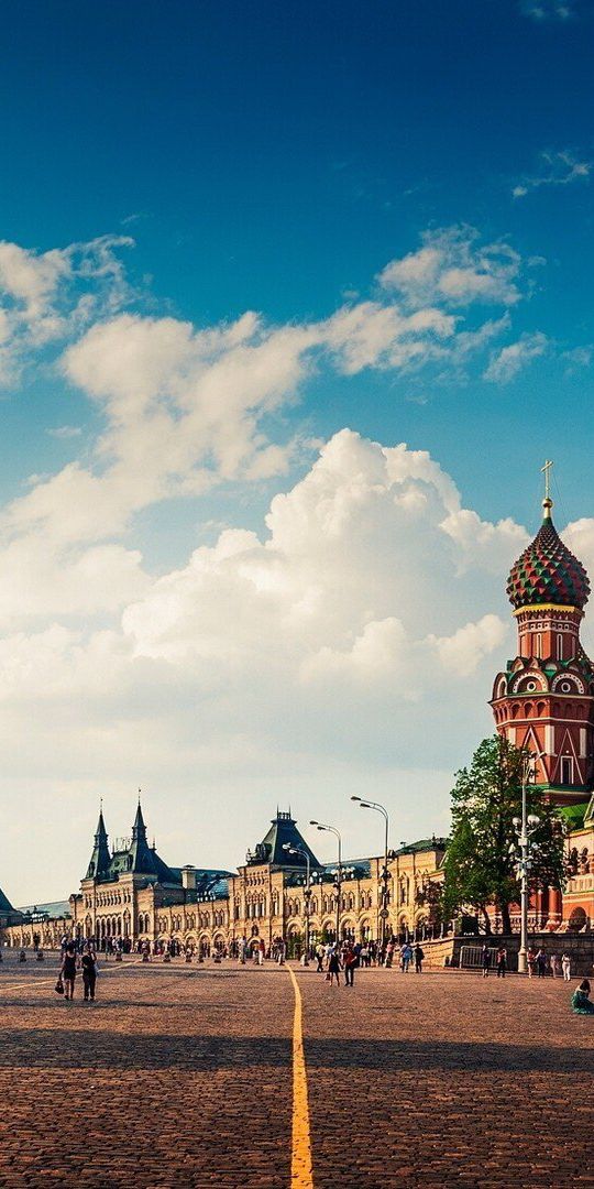 Ultra HD Wallpaper of Moscow: Iconic Cityscape with St. Basil's Cathedral