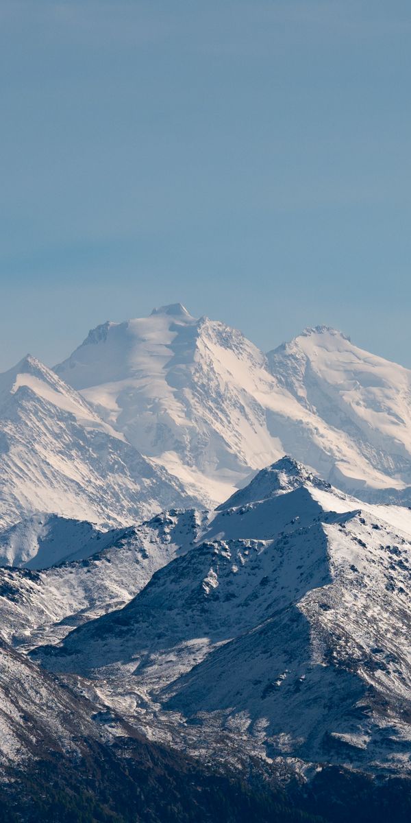 Breathtaking Snow-Covered Mountains Wallpaper