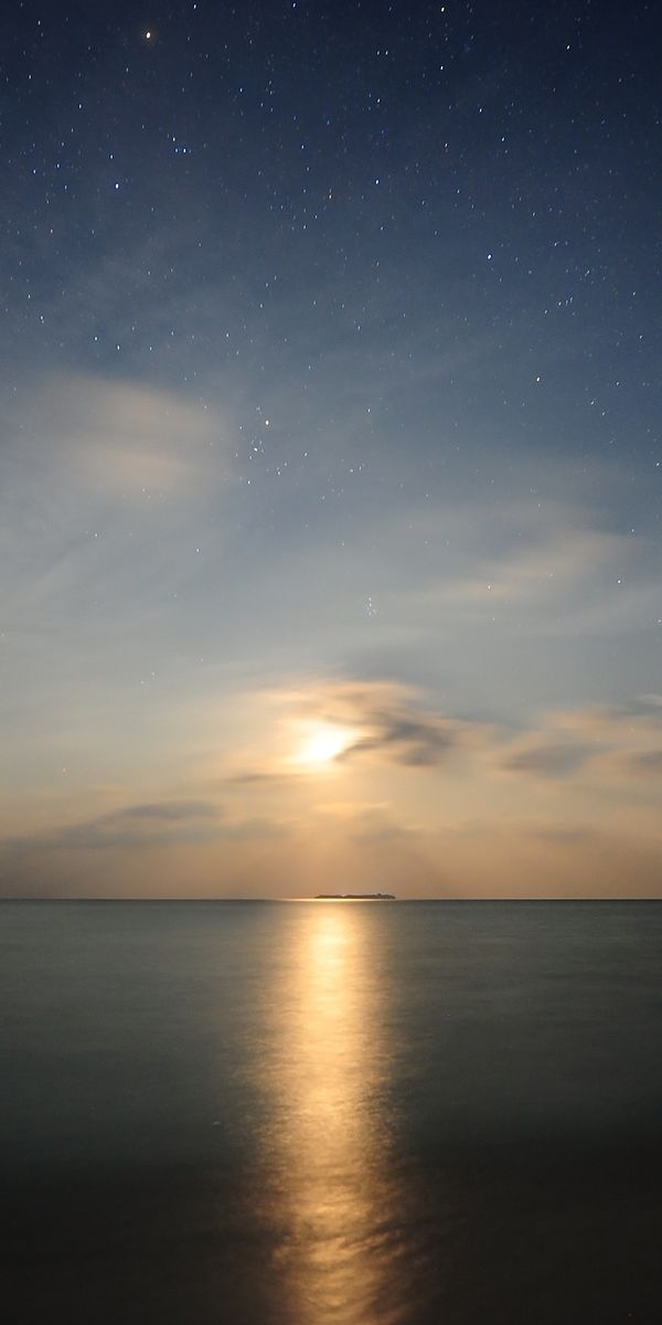 Moonset Over Ocean: A Serene Nighttime Scene