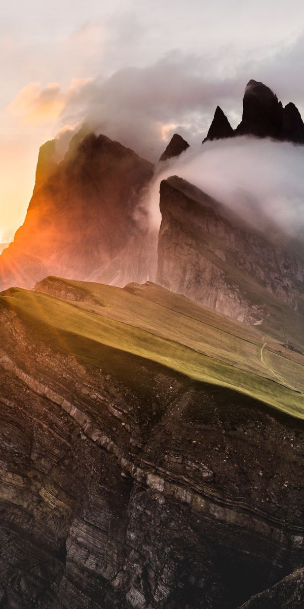 Majestic Mountain Peaks at Sunset with Enveloping Fog