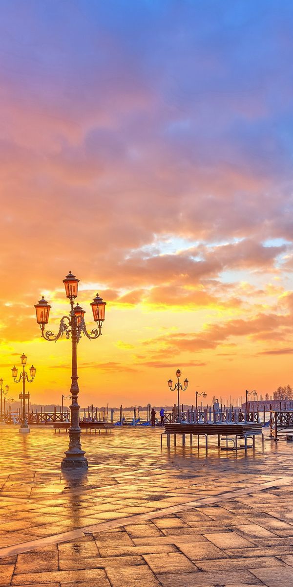 Breathtaking Venice Sunset Wallpaper Featuring Iconic Architecture and Colors