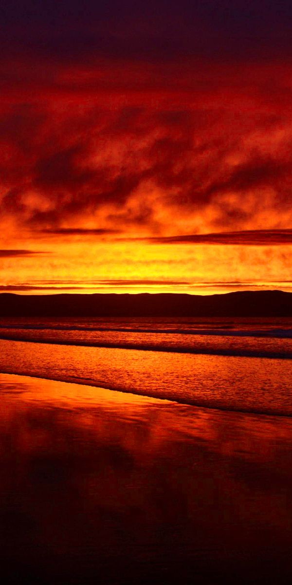Tropical Beach Sunset Wallpaper: Vibrant Horizon and Serene Sea