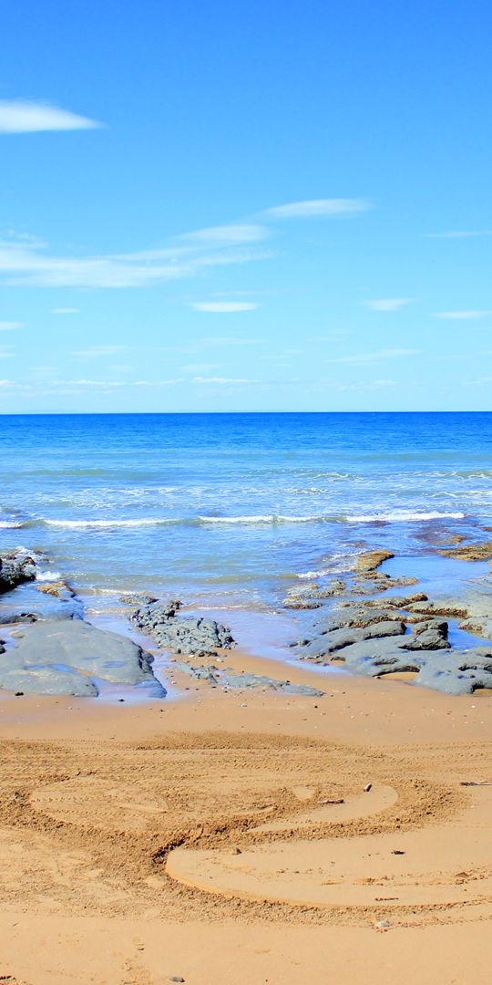 Breathtaking 4K mobile wallpaper of a tranquil beach scene