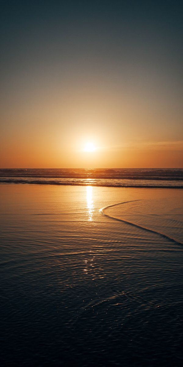 Breathtaking 4K Mobile Wallpaper of Twilight Sunset Over the Sea