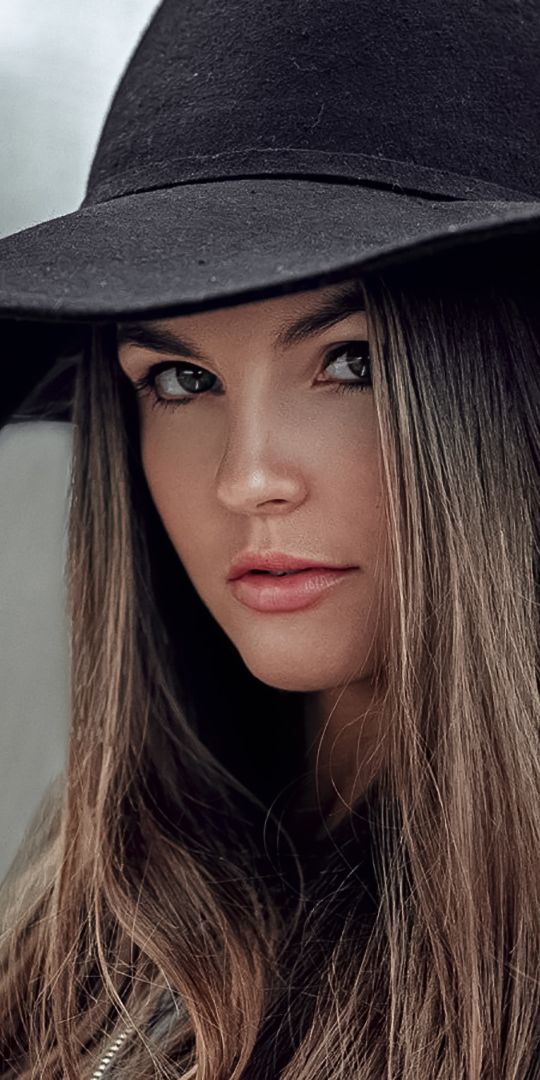 Phone wallpaper: Blur, Face, Hat, Brunette, Model, Women free download