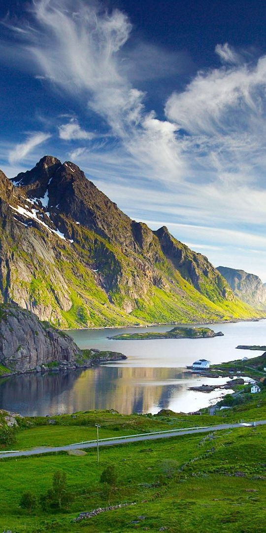 Breathtaking Lake Surrounded by Majestic Mountains