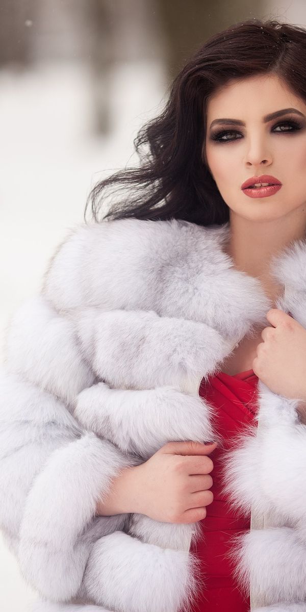 Phone wallpaper: Snow, Blur, Fur, Brunette, Coat, Model, Women, Brown Eyes, Depth Of Field free down
