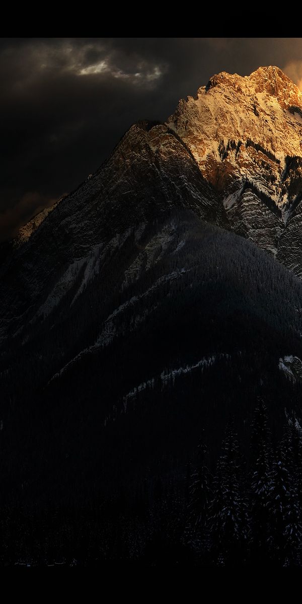 Majestic Mountain Sunrise Wallpaper for Nature Lovers