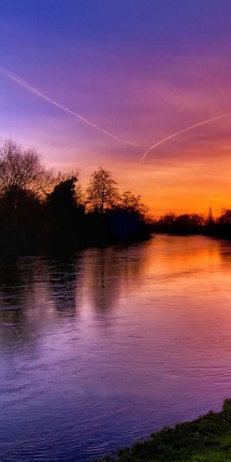 High-Quality Phone Wallpaper: Tranquil Lake at Sunset with Vibrant Colors