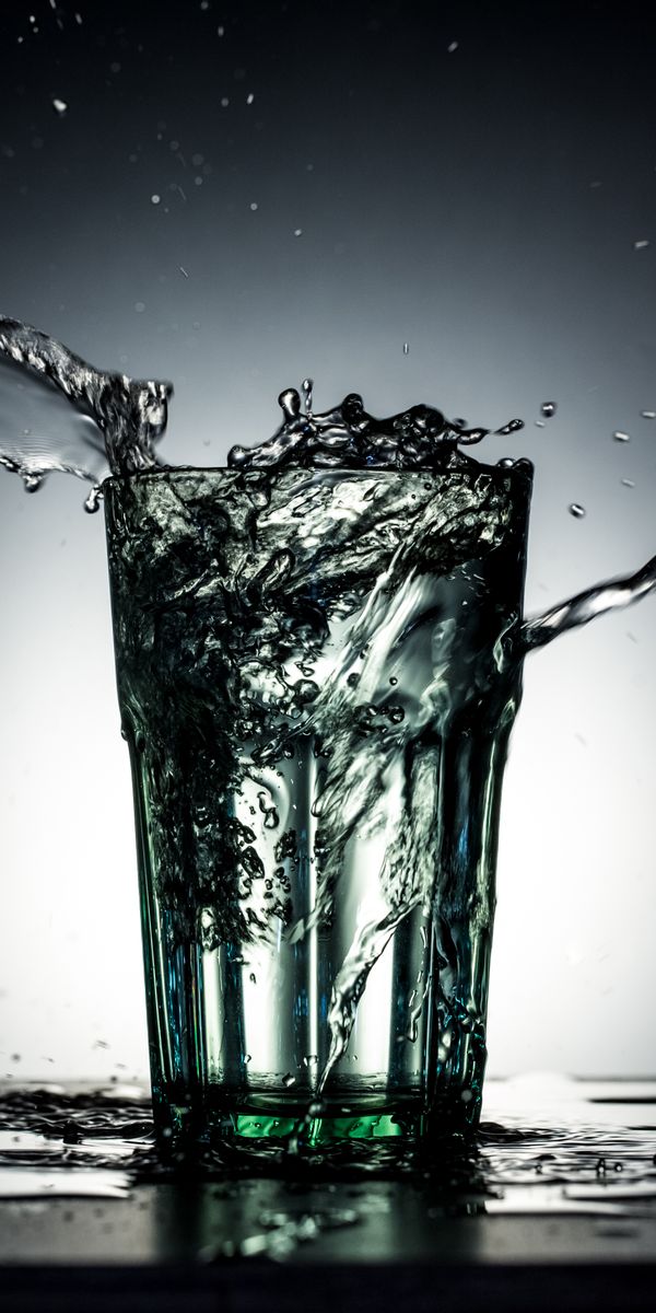 Captivating Water Splash Wallpaper - Free for Your Devices