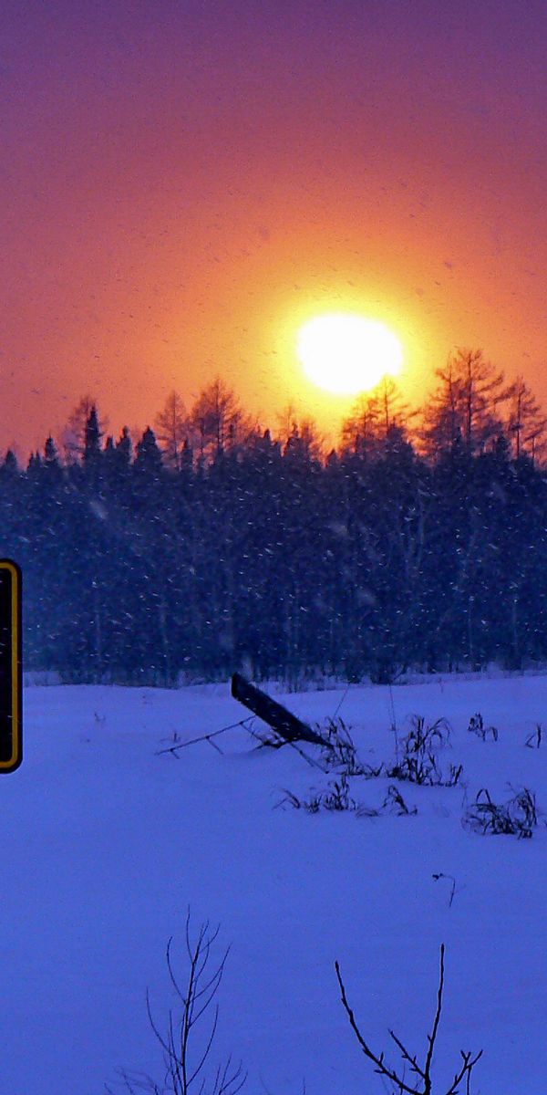 Breathtaking Ultra HD Wallpaper: Sunset Over Snowy Terrain with 'Au Revoir' Sign