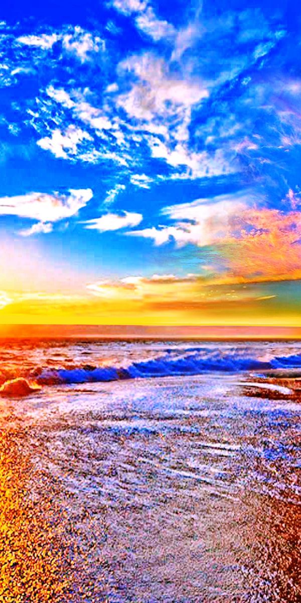 Breathtaking 4K phone wallpaper of a summer beach sunset on the horizon