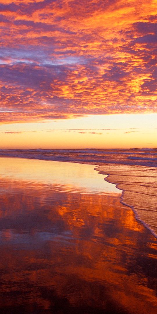 Breathtaking Sunrise Over the Ocean: Ideal Phone Wallpaper for Nature Lovers