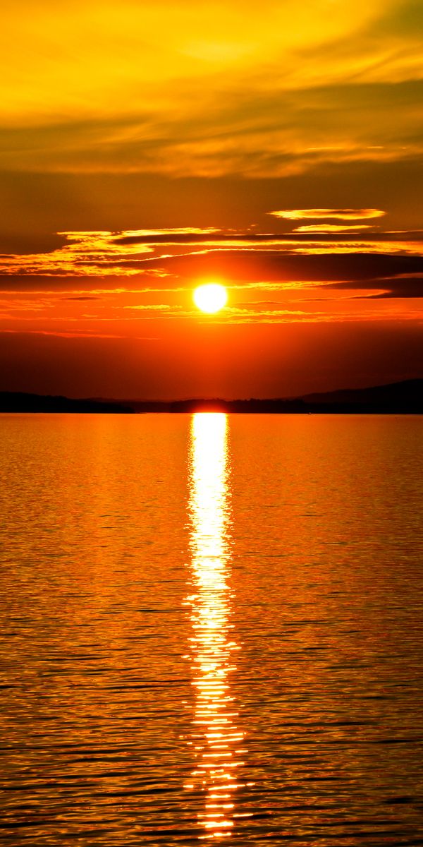 Breathtaking HD mobile wallpaper of a sunset reflecting on water