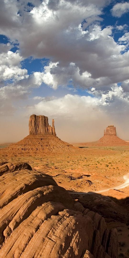 Breathtaking Monument Valley Landscape - High-Quality Phone Background