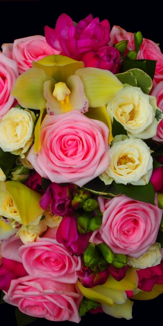 Beautiful HD wallpaper showcasing a bouquet of roses and orchids