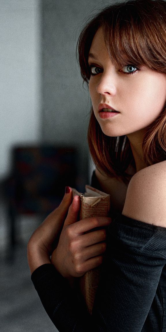 Phone wallpaper: Blur, Brunette, Model, Women, Blue Eyes free download